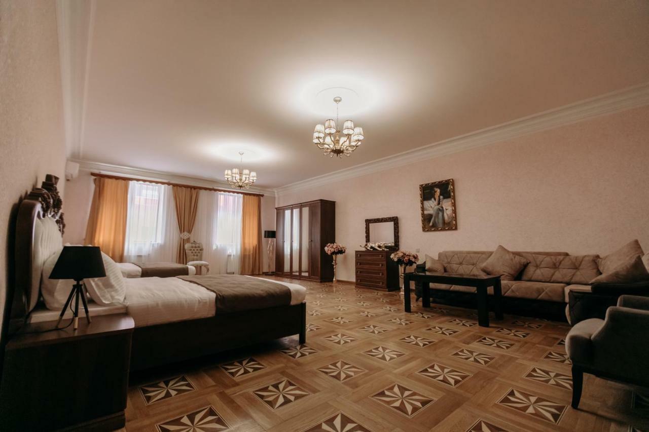 Castle Family Hotel Yerevan Exterior photo