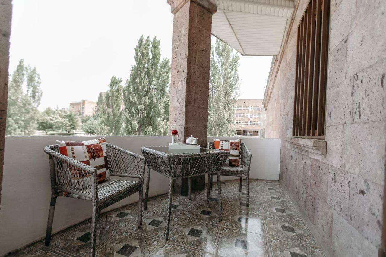 Castle Family Hotel Yerevan Exterior photo